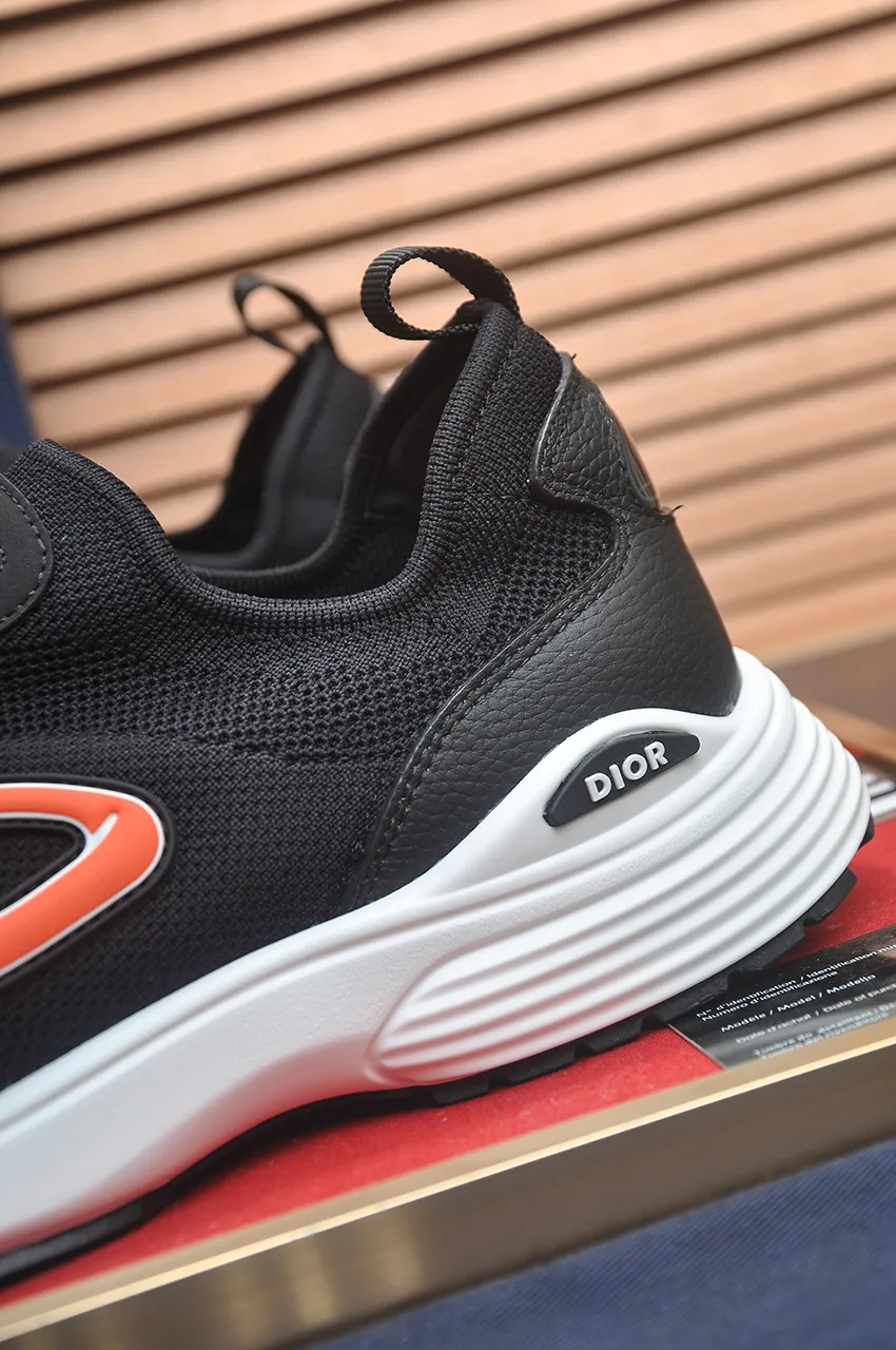 Men's Men's Shoes 💰540💶 𝐂𝐡𝐫𝐢𝐬𝐭𝐢𝐚𝐧 𝐃𝐢𝐨𝐫# Dior breathable fly-knit casual sneakers. The soft and breathable upper complements the lightweight textured effect rubber sole, decorated with various classic details, making it an ideal choice for everyday looks. Can be matched with various casual items to create a refined look Size: 38-46 (45 46 customized)